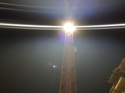 محاولات لتخليص عامل علق برافعة على ارتفاع 60 مترًا قرب الرملة  